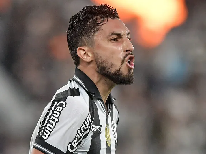 Alex Telles manda recado para torcida sobre momento do Botafogo