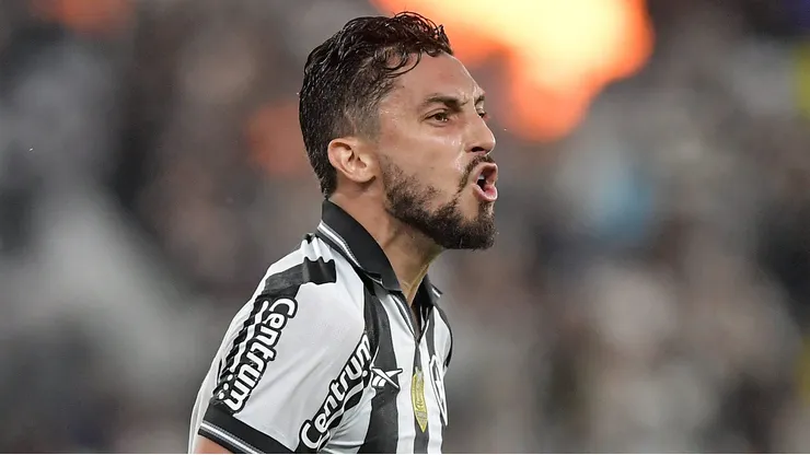 Alex Telles durante confronto contra o Sport no Brasileirão de 2025.