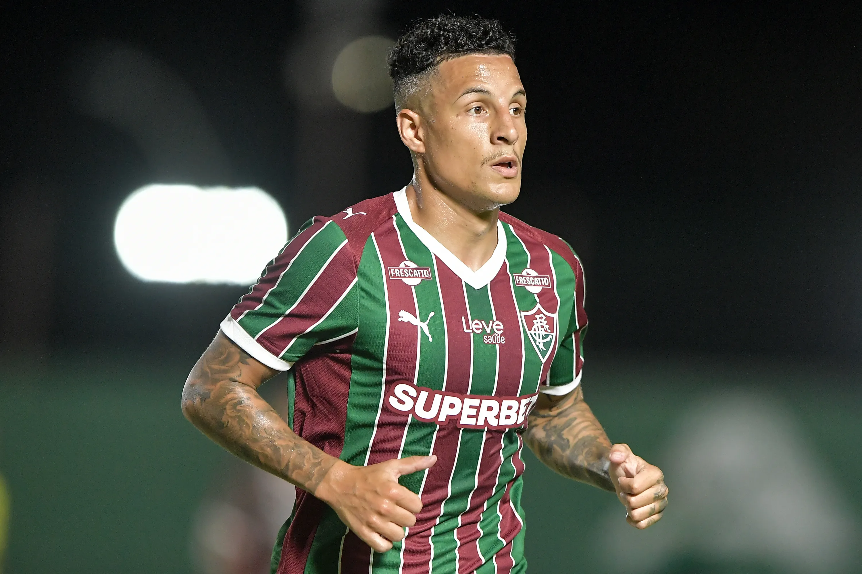 Guilherme Arana jogador do Fluminense durante partida contra o Madureira no estadio Luso Brasileiro pelo campeonato Carioca 2026. Foto: Thiago Ribeiro/AGIF