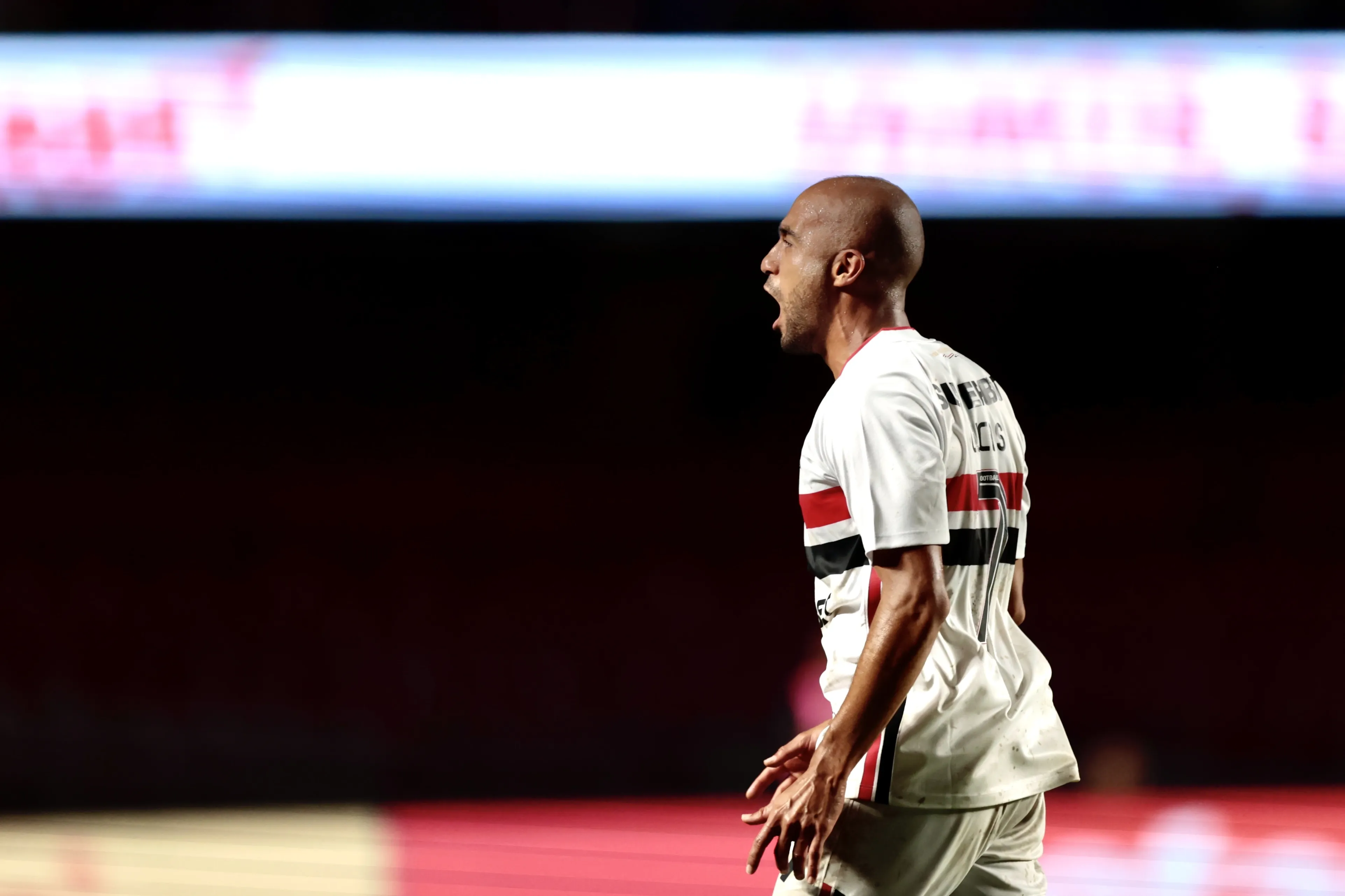 Lucas jogador do Sao Paulo comemora seu gol durante partida contra o Gremio no estadio Morumbi pelo campeonato Brasileiro A 2026. Foto: Marcello Zambrana/AGIF