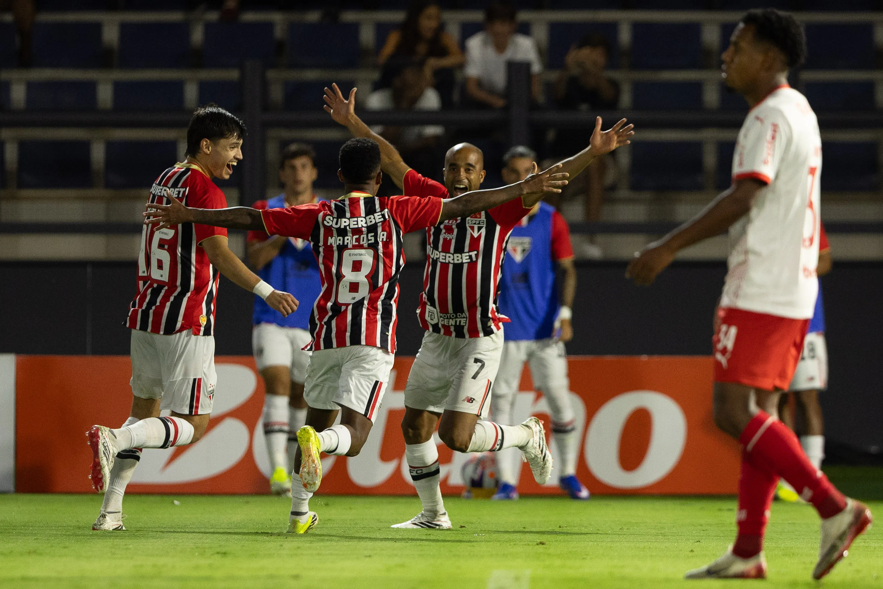 jogador do Sao Paulo comemora seu gol durante partida contra o Bragantino no estadio Cicero De Souza Marques pelo campeonato Paulista 2026. Foto: Joisel Amaral/AGIF