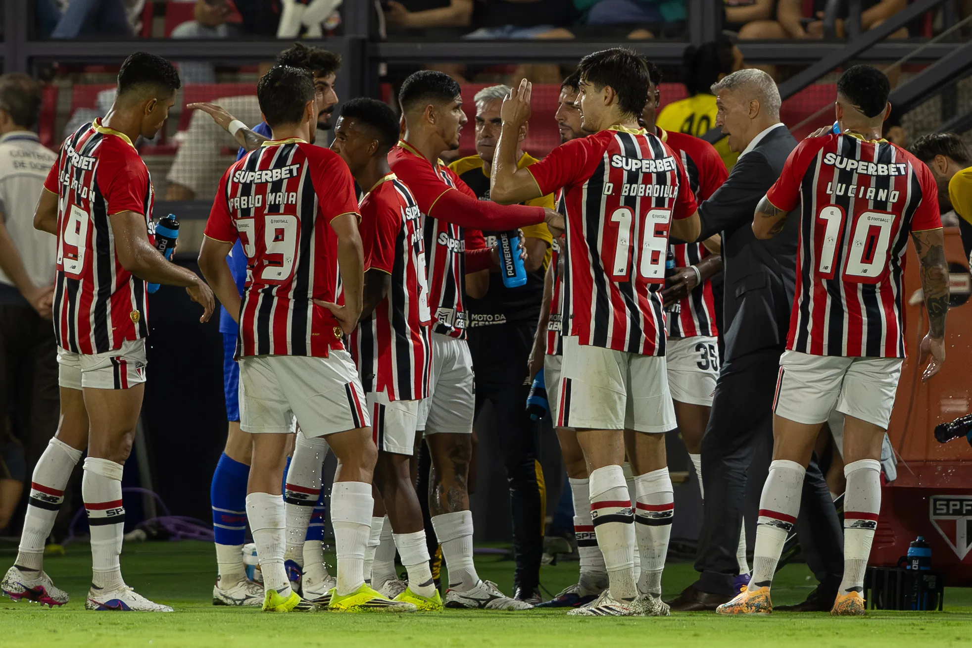 Hernan Crespo tecnico do Sao Paulo ORIENTA O TIME DURANTE PARADA DE HIDRATACAO durante partida contra o Bragantino no estadio Cicero De Souza Marques pelo campeonato Paulista 2026. Foto: Joisel Amaral/AGIF