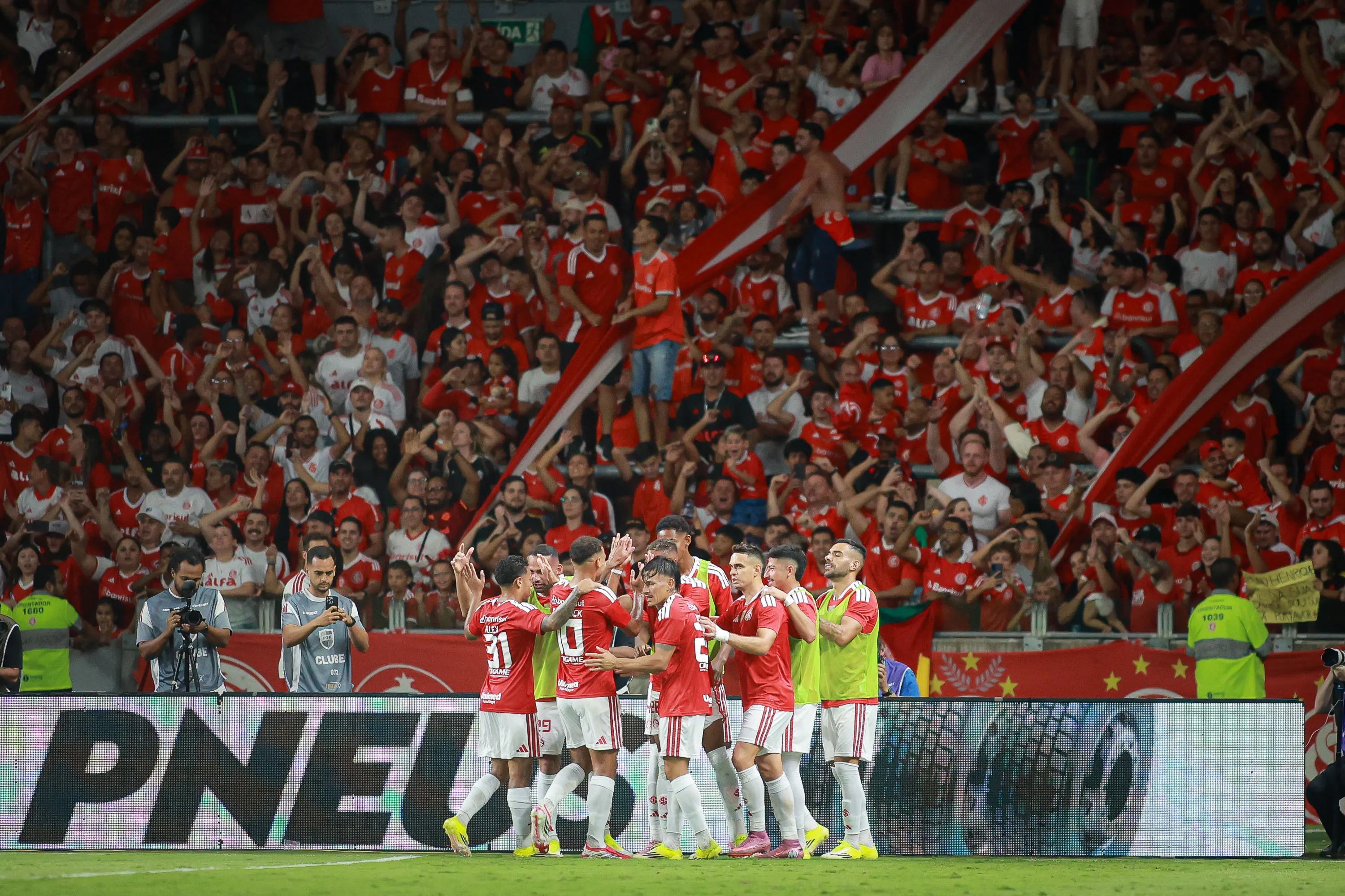 Vitinho jogador do Internacional comemora seu gol com jogadores do seu time durante partida contra o Ypiranga no estadio Beira-Rio pelo campeonato Gaucho 2026. Foto: Maxi Franzoi/AGIF