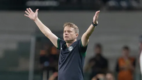 Fernando Seabra tecnico do Coritiba durante partida contra o Bragantino no estadio Couto Pereira pelo campeonato Brasileiro A 2026. Foto: Hedeson Alves/AGIF