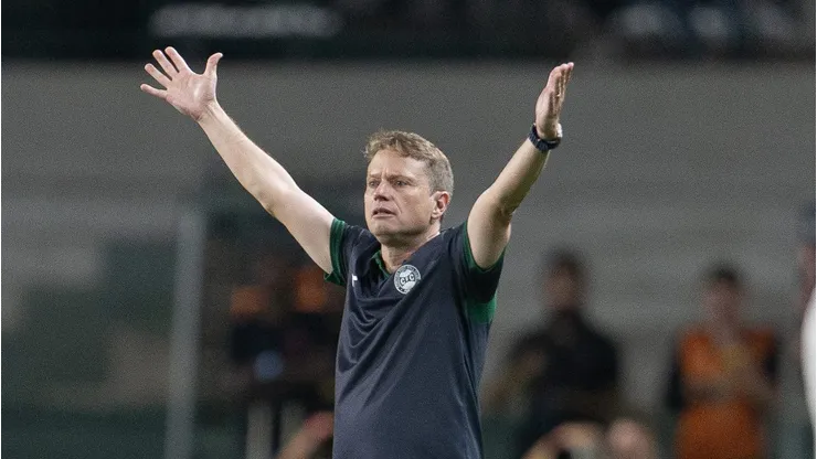 Fernando Seabra tecnico do Coritiba durante partida contra o Bragantino no estadio Couto Pereira pelo campeonato Brasileiro A 2026. Foto: Hedeson Alves/AGIF