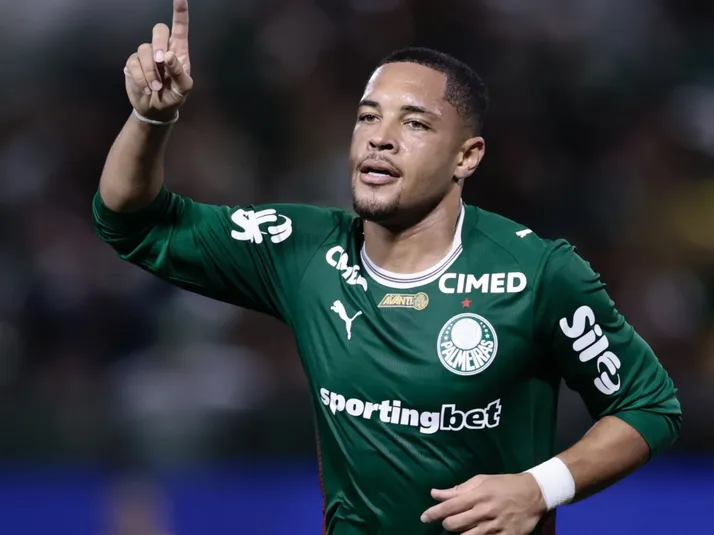 Noite inspirada de Vitor Roque garante classificação do Palmeiras