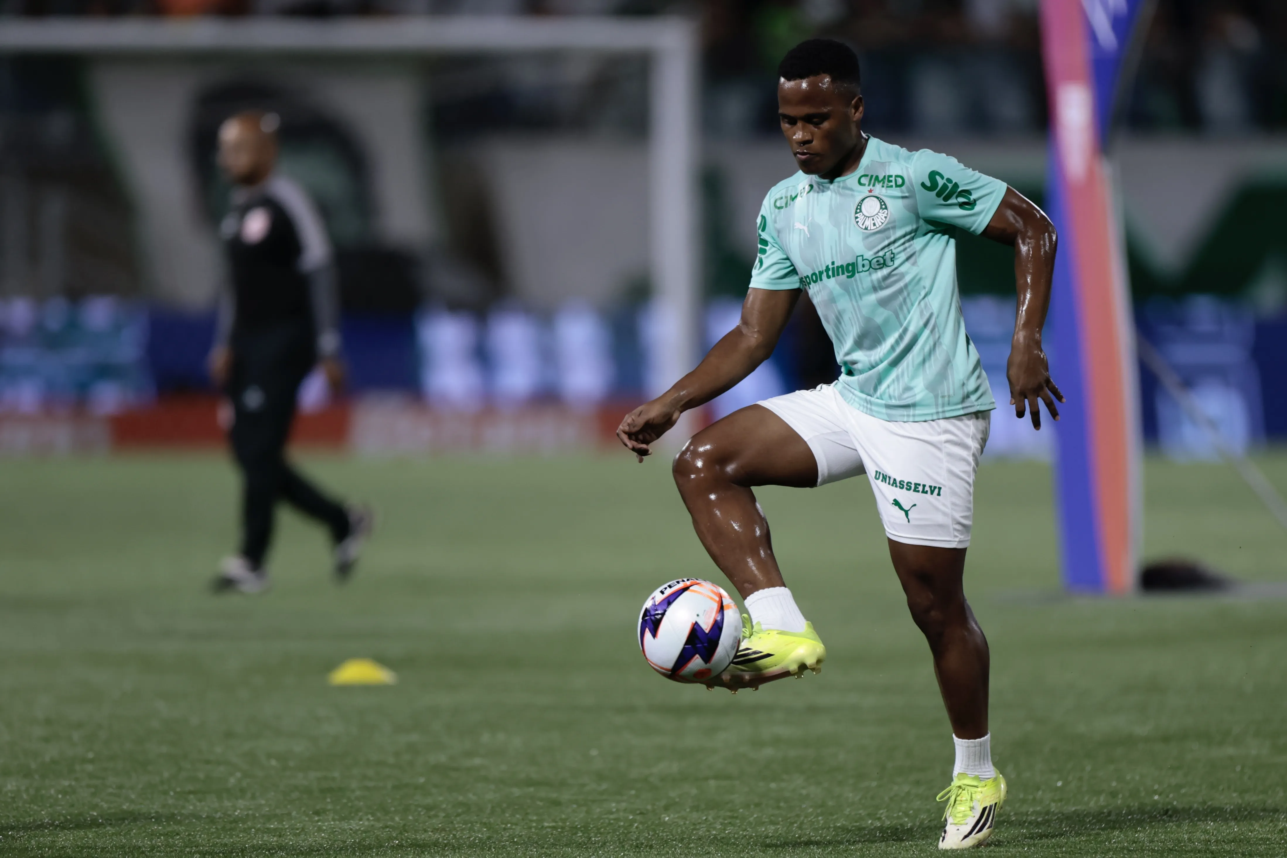 Jhon Arias jogador do Palmeiras durante aquecimento antes da partida contra o Capivariano no estadio Arena Barueri pelo campeonato Paulista 2026. Foto: Marcello Zambrana/AGIF