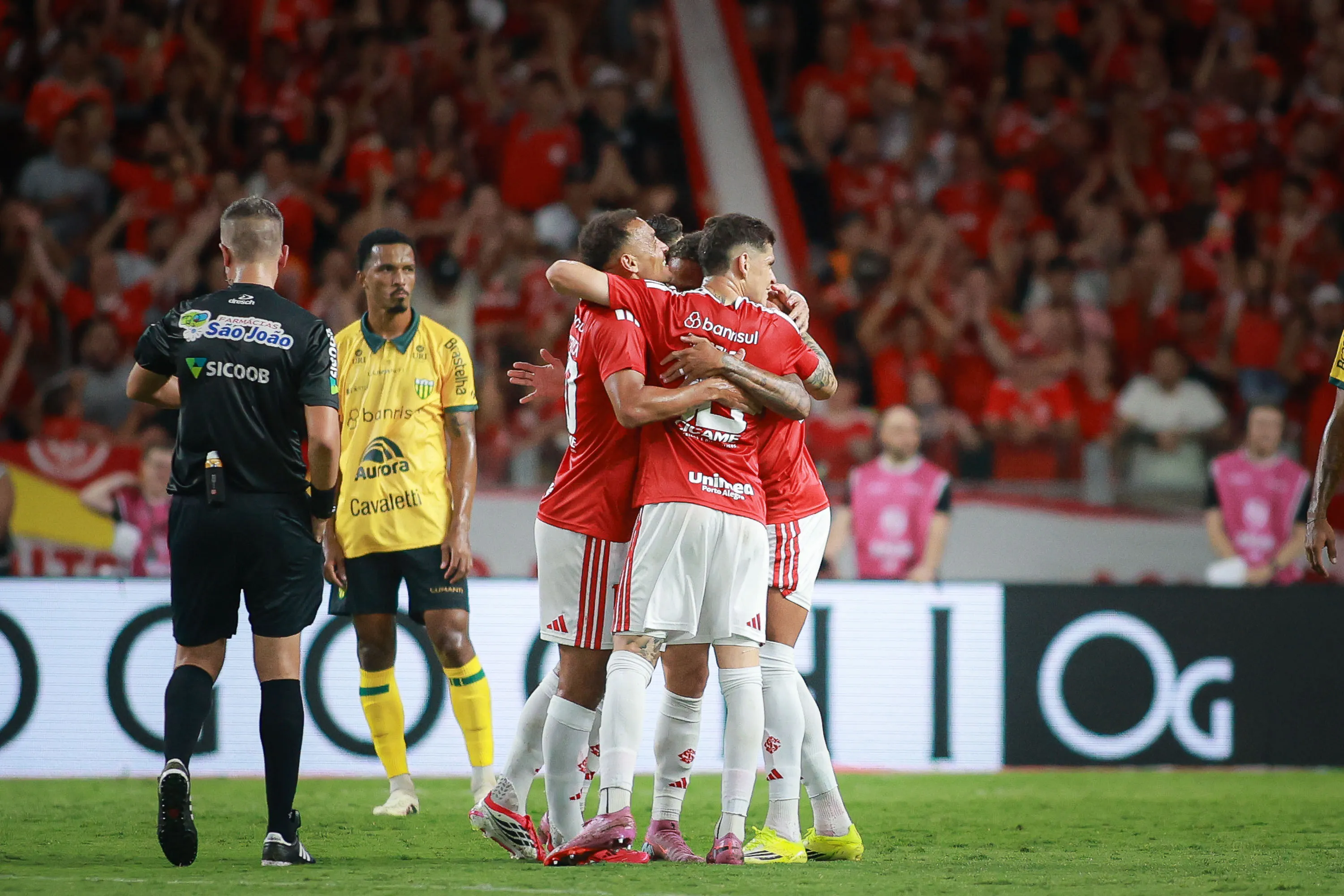 Vitinho jogador do Internacional comemora seu gol com jogadores do seu time durante partida contra o Ypiranga no estadio Beira-Rio pelo campeonato Gaucho 2026. Foto: Maxi Franzoi/AGIF