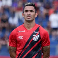 Athletico-PR deve negociar volante Raul, caso surja proposta