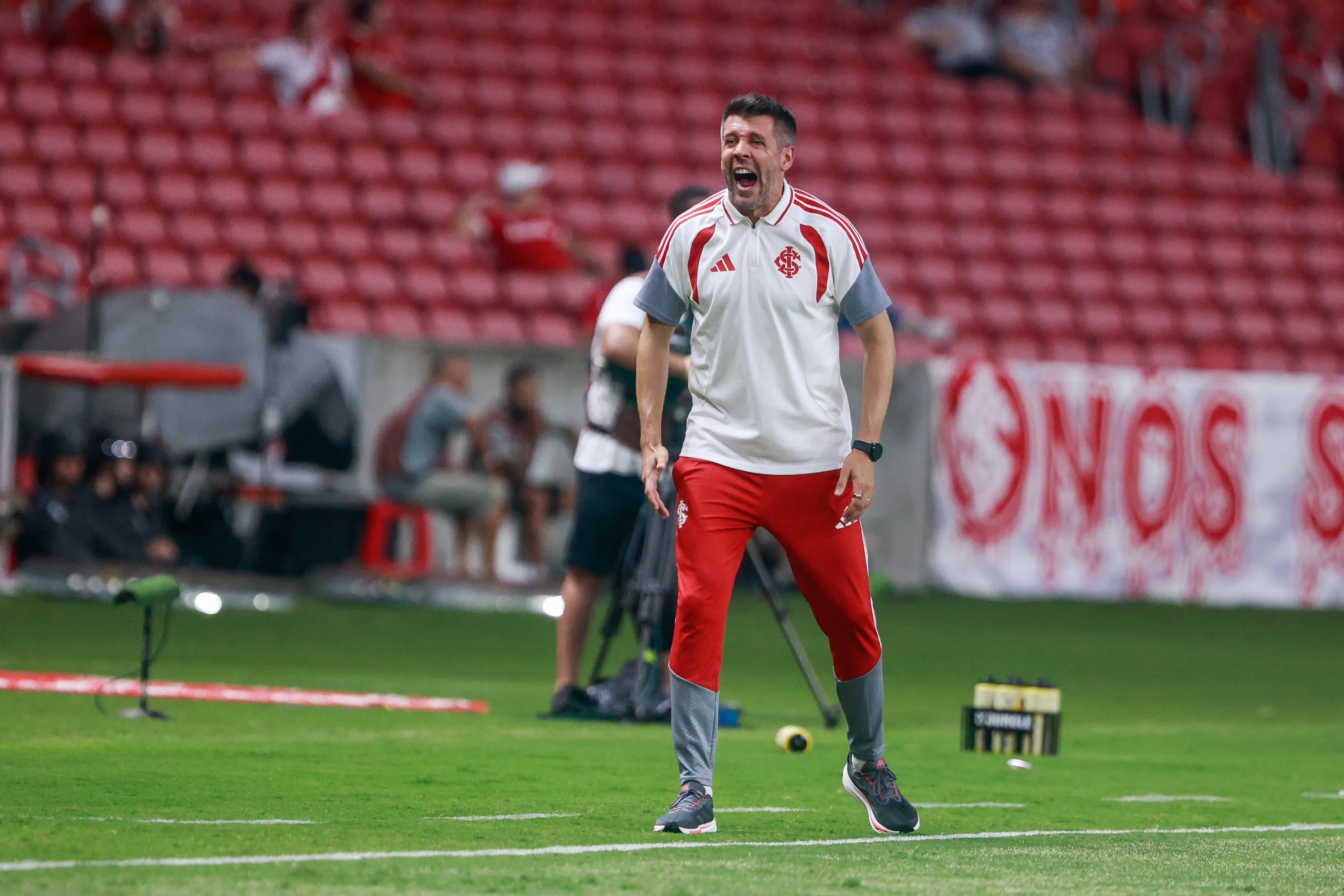 RS – PORTO ALEGRE – 28/01/2026 – BRASILEIRO A 2026, INTERNACIONAL X ATHLETICO-PR – Paulo Pezzolano tecnico do Internacional durante partida contra o Athletico-PR no estadio Beira-Rio pelo campeonato Brasileiro A 2026. Foto: Luiz Erbes/AGIF