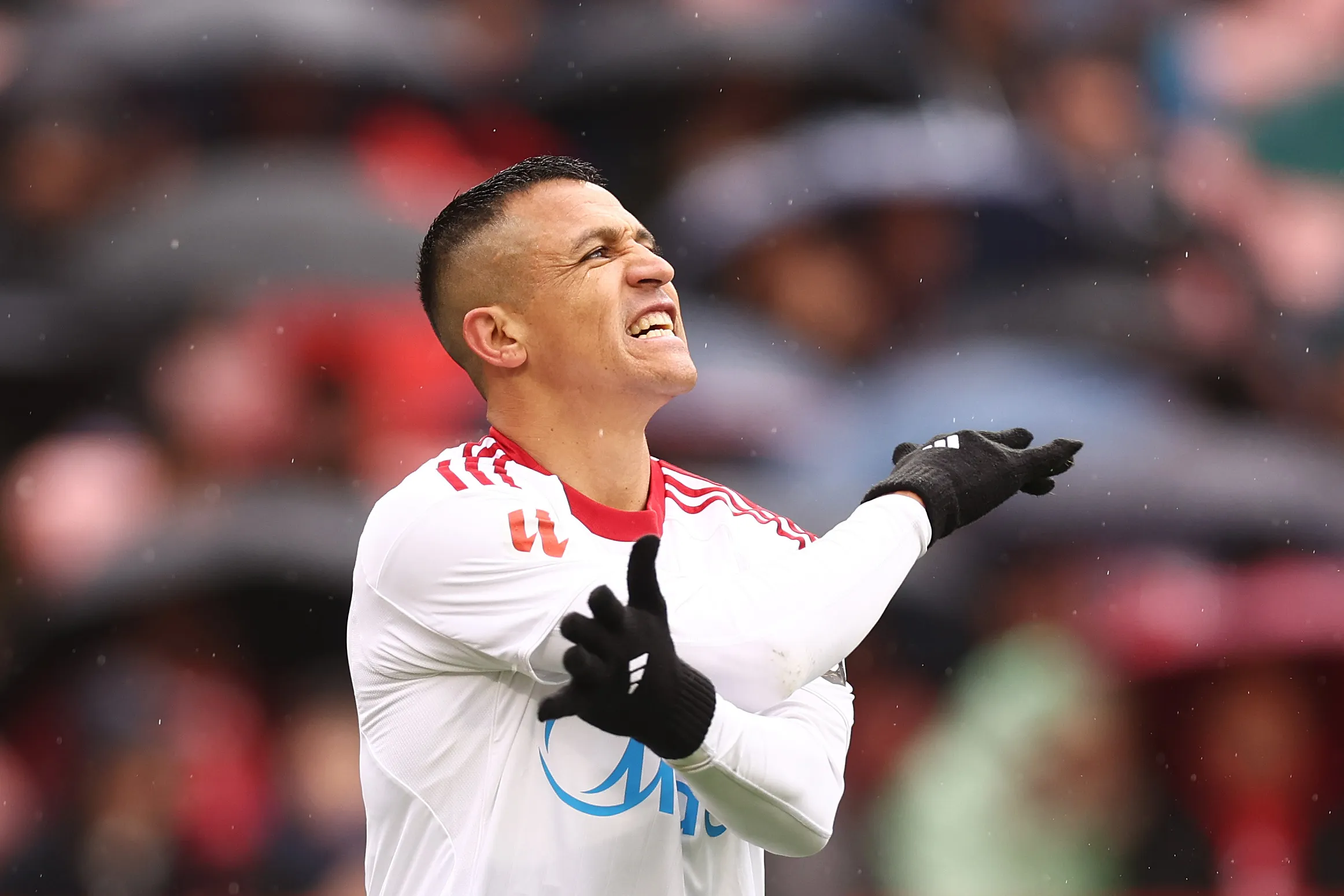 SEVILLE, SPAIN – JANUARY 04: Alexis Sanchez of Sevilla FC reacts during the LaLiga EA Sports match between Sevilla FC and Levante UD at Estadio Ramon Sanchez Pizjuan on January 04, 2026 in Seville, Spain. (Photo by Fran Santiago/Getty Images)