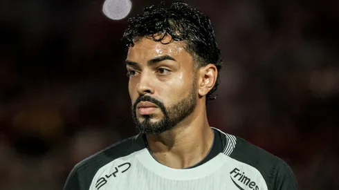 Matheus Bidu durante confronto contra o Athletico-PR no Brasileirão de 2026.