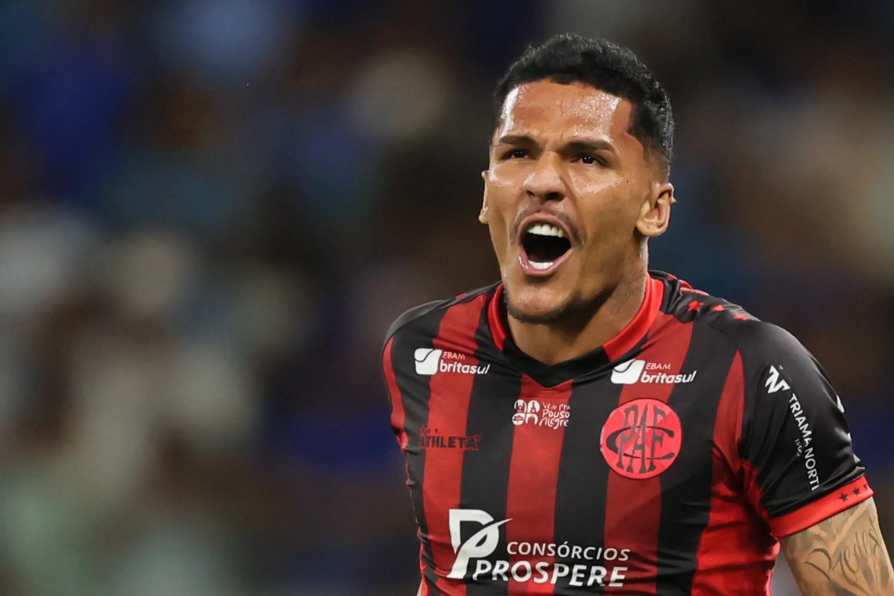 MG – BELO HORIZONTE – 10/01/2026 – MINEIRO 2026, CRUZEIRO X POUSO ALEGRE – Gabriel Tota jogador do Pouso Alegre comemora seu gol durante partida contra o Cruzeiro no estadio Mineirao pelo campeonato Mineiro 2026. Foto: Gilson Lobo/AGIF