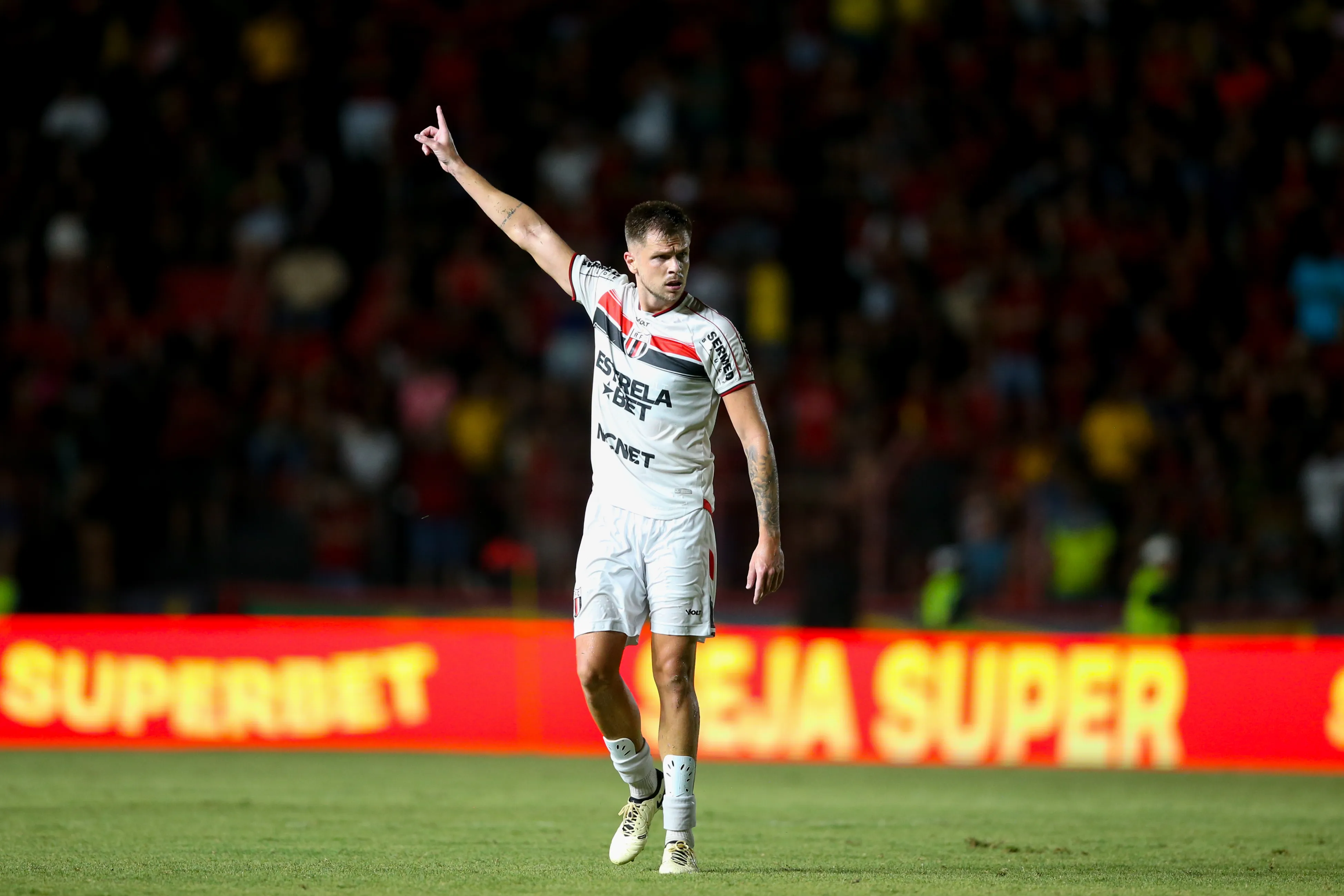 Bernardo Schappo jogador do Botafogo-SP durante a partida entre Sport e Botafogo-SP na Ilha do Retiro, pelo campeonato brasileiro da Serie B 2024. Foto: Marlon Costa/AGIF