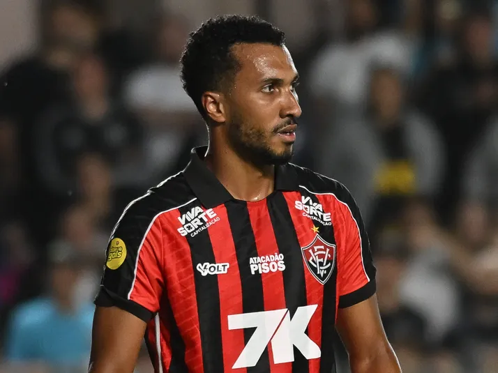 Presidente do Vitória nega falas sobre Lucas Braga