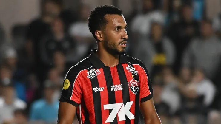 Lucas Braga jogador do Vitoria durante partida contra o Santos no estadio Vila Belmiro pelo campeonato Brasileiro A 2025. Foto: Jota Erre/AGIF