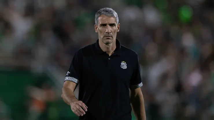Juan Pablo Vojvoda tecnico do Santos durante partida contra o Chapecoense no estadio Arena Conda pelo campeonato Brasileiro A 2026. Foto: Liamara Polli/AGIF
