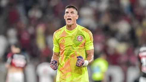 Rochet goleiro do Internacional comemora seu gol durante partida contra o Flamengo no estadio Maracana pelo campeonato Brasileiro A 2026. Foto: Thiago Ribeiro/AGIF