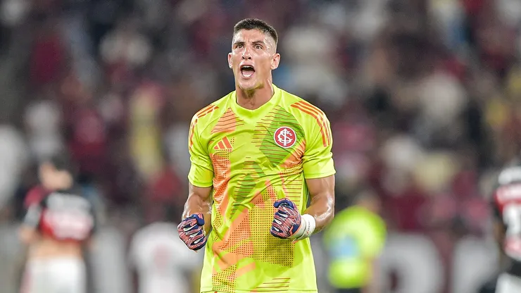 Rochet goleiro do Internacional comemora seu gol durante partida contra o Flamengo no estadio Maracana pelo campeonato Brasileiro A 2026. Foto: Thiago Ribeiro/AGIF