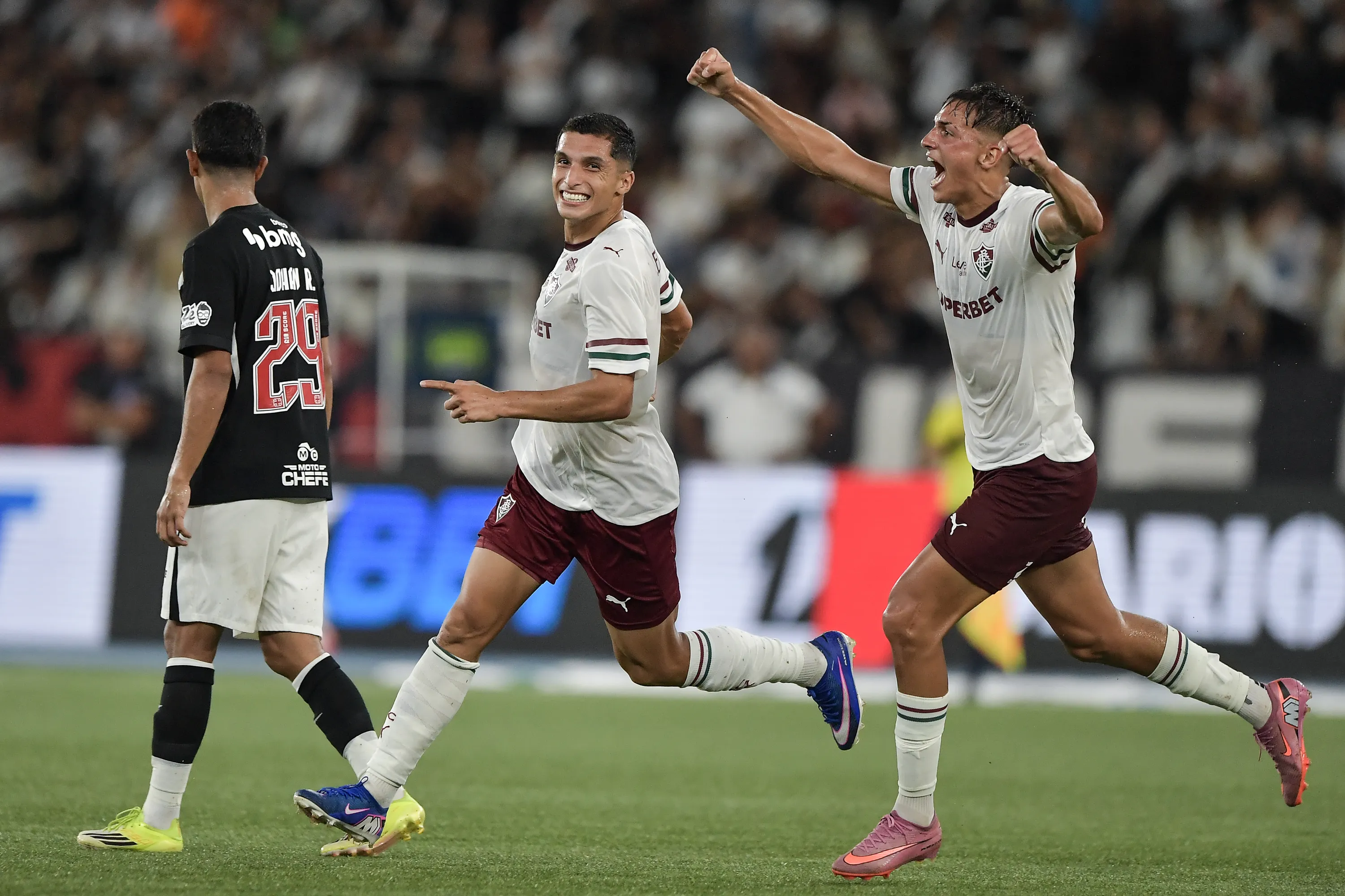 Serna jogador do Fluminense comemora seu gol durante partida contra o Vasco no estadio Engenhao pelo campeonato Carioca 2026. Foto: Thiago Ribeiro/AGIF