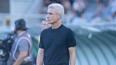 Luis Castro tecnico do Gremio durante partida contra o Juventude no estadio Alfredo Jaconi pelo campeonato Gaucho 2026. Foto: Maxi Franzoi/AGIF