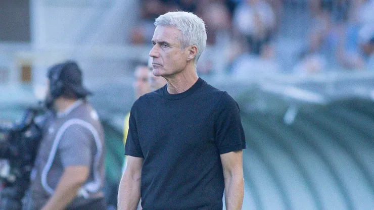 Luis Castro tecnico do Gremio durante partida contra o Juventude no estadio Alfredo Jaconi pelo campeonato Gaucho 2026. Foto: Maxi Franzoi/AGIF