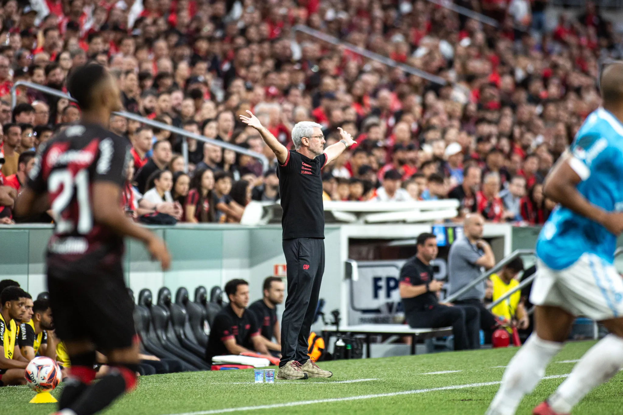 Odair Hellmann tecnico do Athletico-PR durante partida contra o Londrina no estadio Arena da Baixada pelo campeonato Paranaense 2026. Foto: Luis Garcia/AGIF
