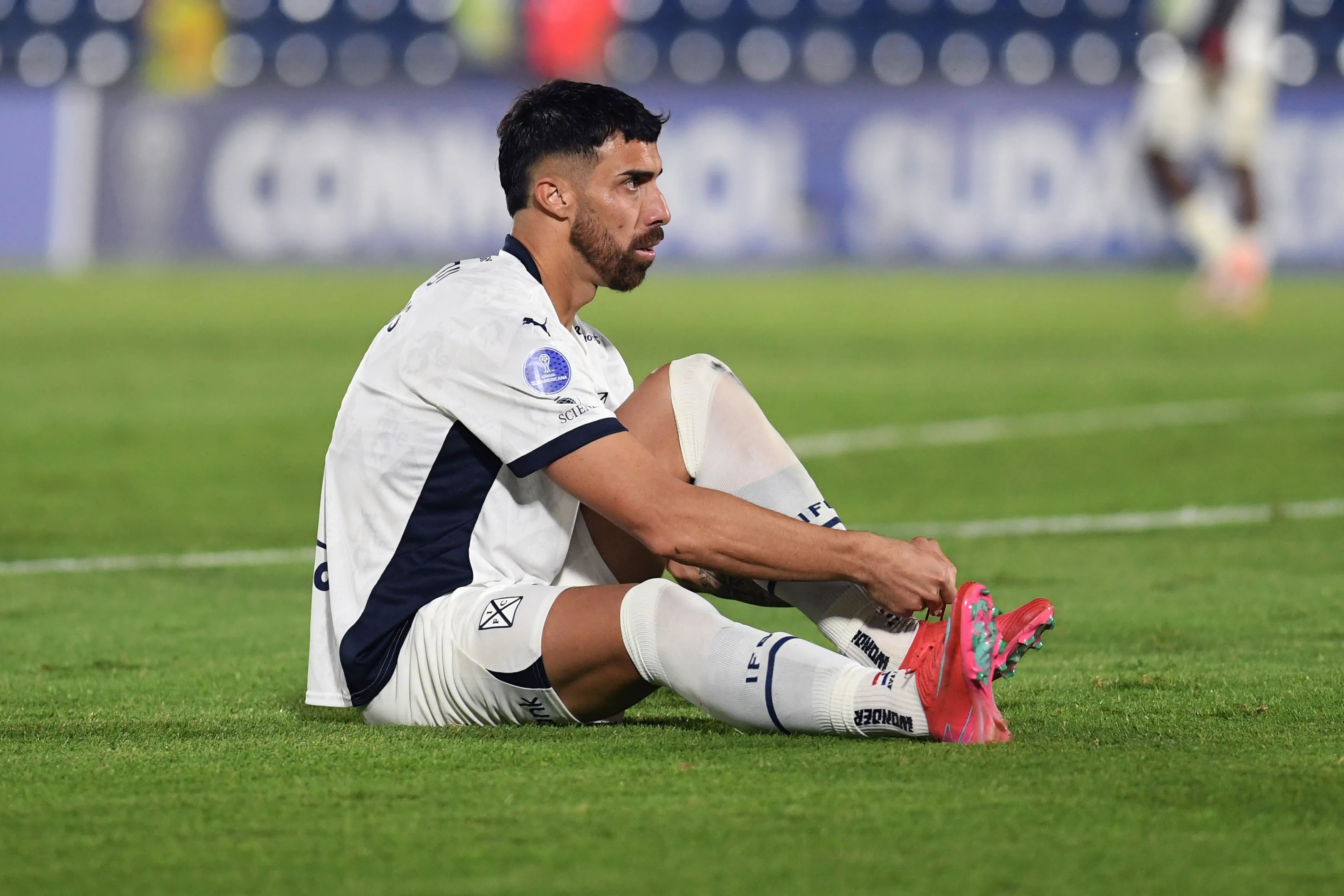 ASUNCION, PARAGUAY – APRIL 22: Gabriel Avalos of Independiente ties his boots during the Copa CONMEBOL Sudamericana Group A match between Guarani and Independiente at Arsenio Erico Stadiumon April 22, 2025 in Asuncion, Paraguay. (Photo by Christian Alvarenga/Getty Images)