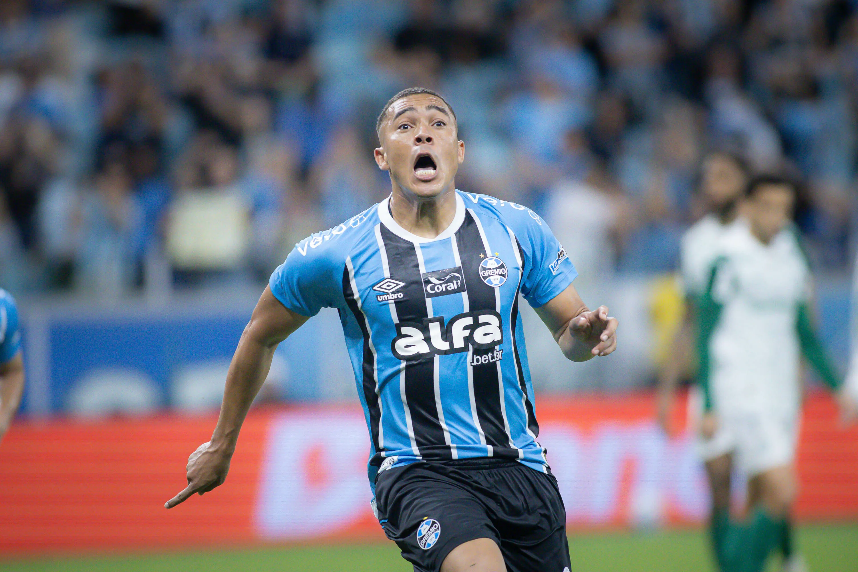RS – PORTO ALEGRE – 25/11/2025 – BRASILEIRO A 2025, GREMIO X PALMEIRAS – Carlos Vinicius jogador do Gremio comemora seu gol durante partida contra o Palmeiras no estadio Arena do Gremio pelo campeonato Brasileiro A 2025. Foto: Maxi Franzoi/AGIF