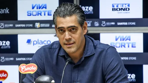 Paulo Bracks fala aos jornalistas durante apresentacao oficial de Yusupha Njie como jogador do Santos em coletiva de imprensa realizada na Vila Belmiro. Foto: Reinaldo Campos/AGIF