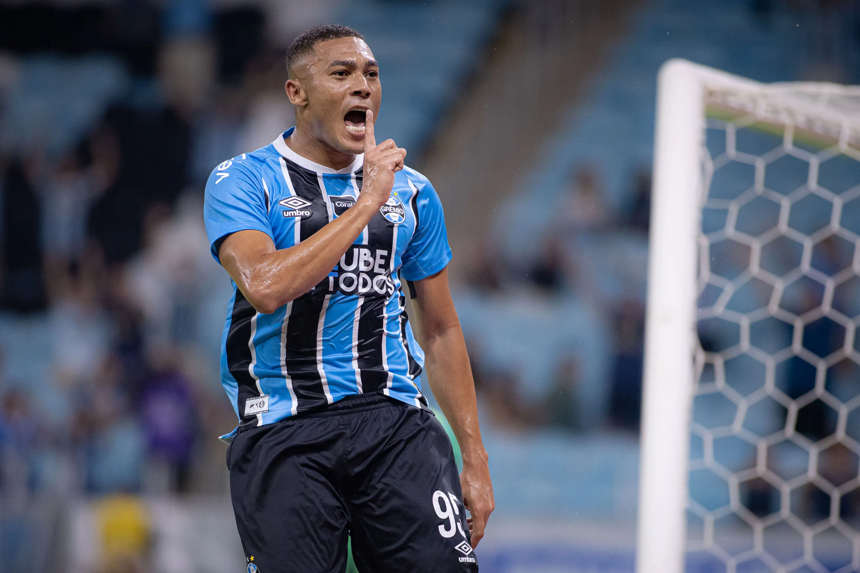 Carlos Vinicius jogador do Gremio comemora seu gol durante partida contra o Botafogo no estadio Arena do Gremio pelo campeonato Brasileiro A 2026. Foto: Maxi Franzoi/AGIF