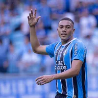 Carlos Vinícius banca favoritismo do Grêmio na final do Gaúcho