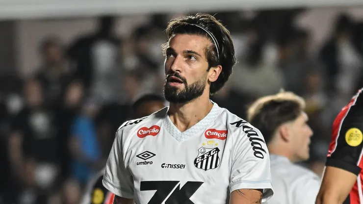 Lautaro Diaz jogador do Santos durante partida contra o Vitoria no estádio Vila Belmiro pelo campeonato Brasileiro A 2025. Foto: Jota Erre/AGIF