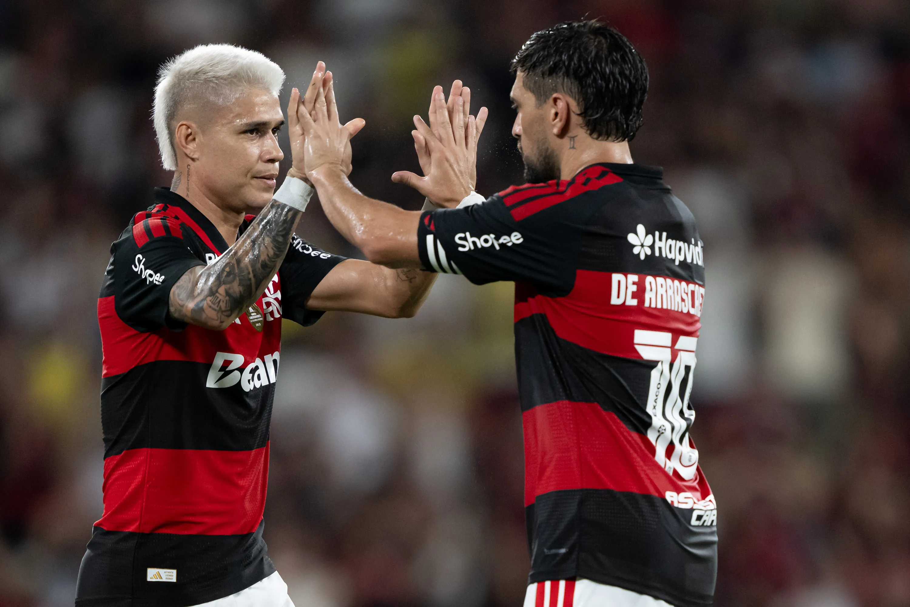 Luiz Araujo jogador do Flamengo comemora seu gol com De Arrascaeta jogador da sua equipe durante partida contra o Madureira no estadio Maracana pelo campeonato Carioca 2026. Foto: Jorge Rodrigues/AGIF