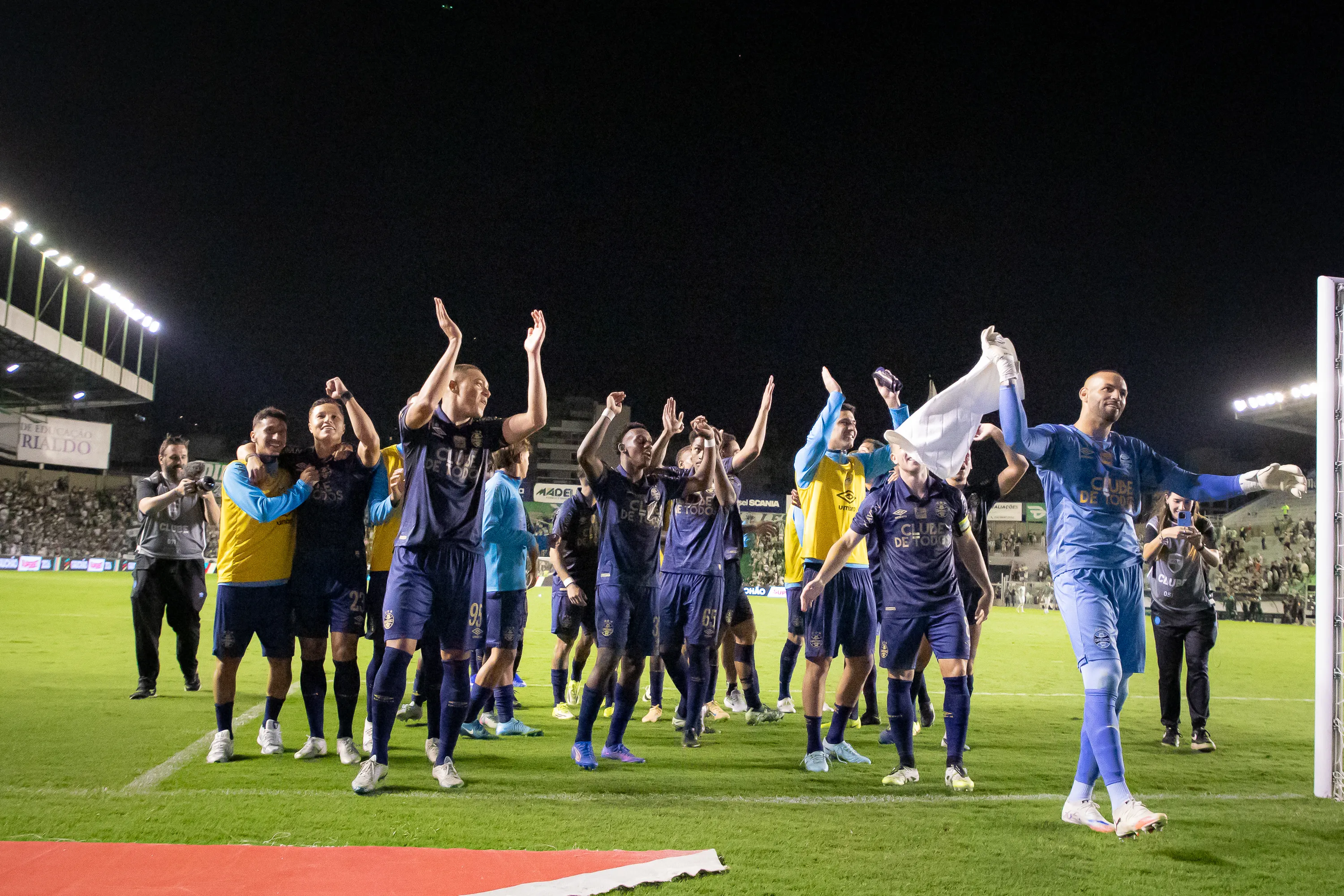 Jogadores do Gremio comemoram vitoria ao final da partida contra o Juventude no estadio Alfredo Jaconi pelo campeonato Gaucho 2026. Foto: Maxi Franzoi/AGIF