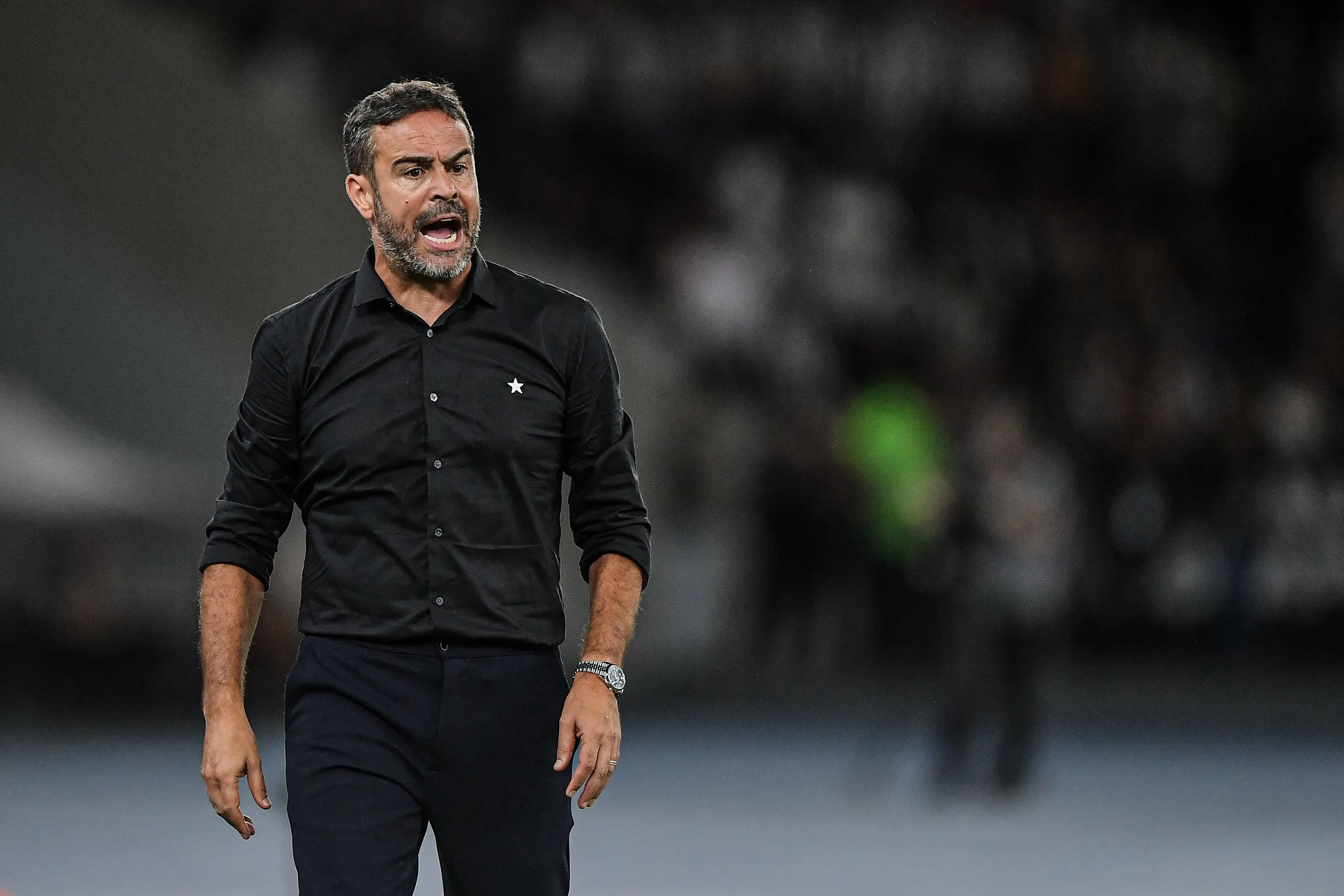 RJ – RIO DE JANEIRO – 05/11/2024 – BRASILEIRO A 2024, BOTAFOGO X VASCO – Artur Jorge tecnico do Botafogo durante partida contra o Vasco no estadio Engenhao pelo campeonato Brasileiro A 2024. Foto: Thiago Ribeiro/AGIF
