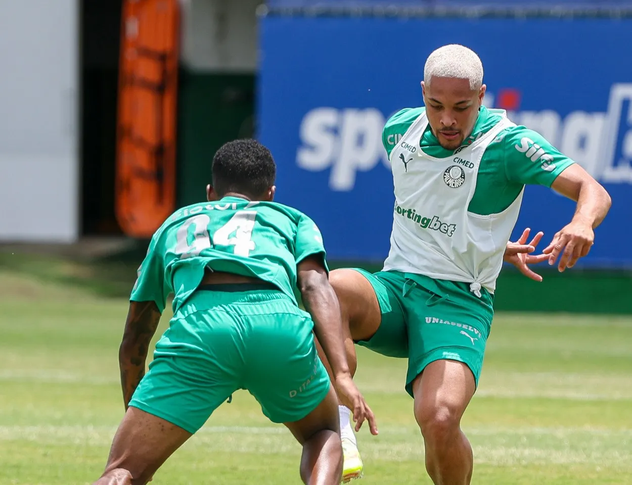 Matheus Gomes treinando no profissional ao lado de Vitor Roque. Foto: Fabio Menotti/Palmeiras/by Canon