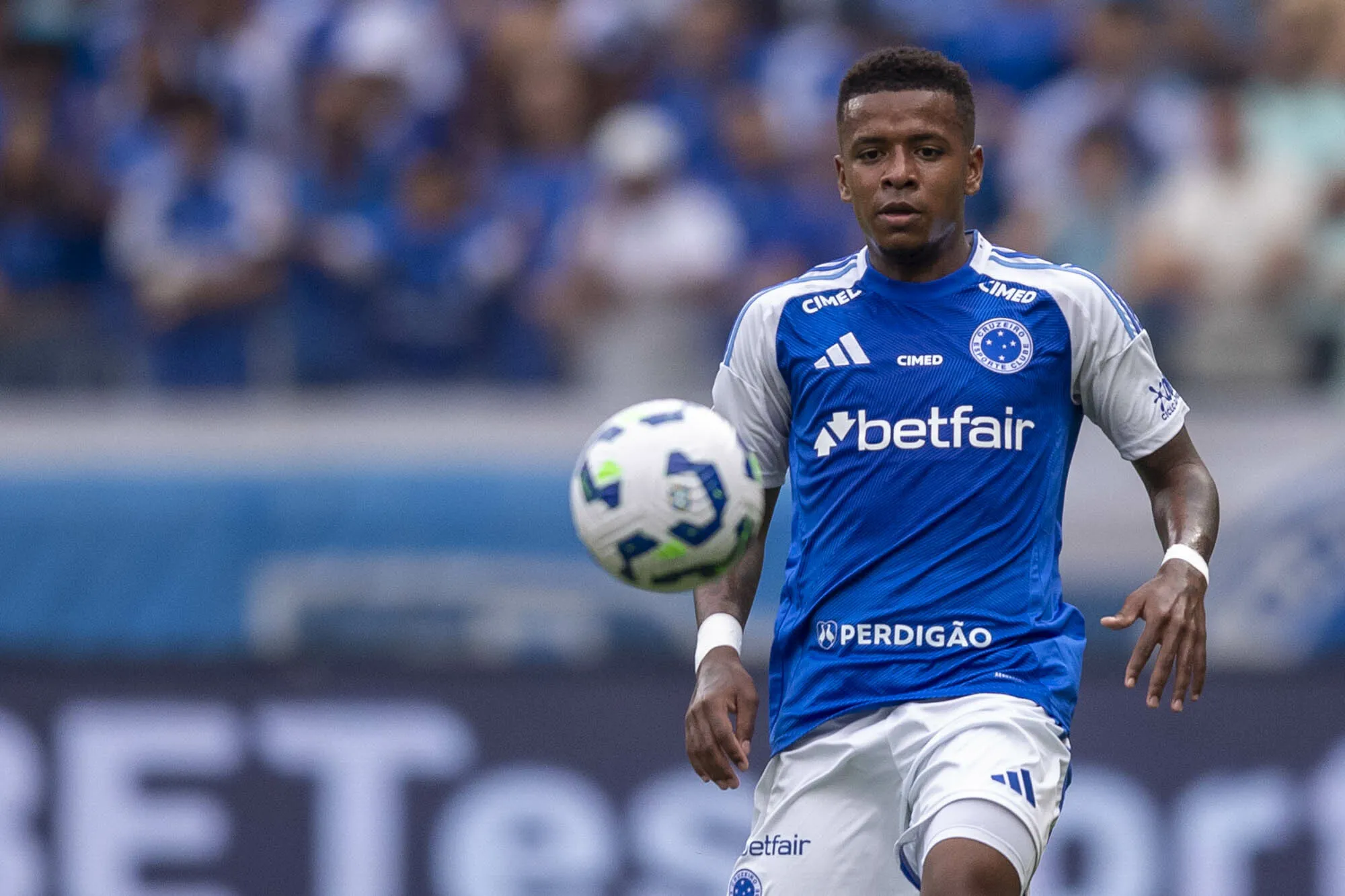 MG – BELO HORIZONTE – 09/11/2025 – BRASILEIRO A 2025, CRUZEIRO X FLUMINENSE – Keny Arroyo jogador do Cruzeiro durante partida contra o Fluminense no estadio Mineirao pelo campeonato Brasileiro A 2025. Foto: Fernando Moreno/AGIF