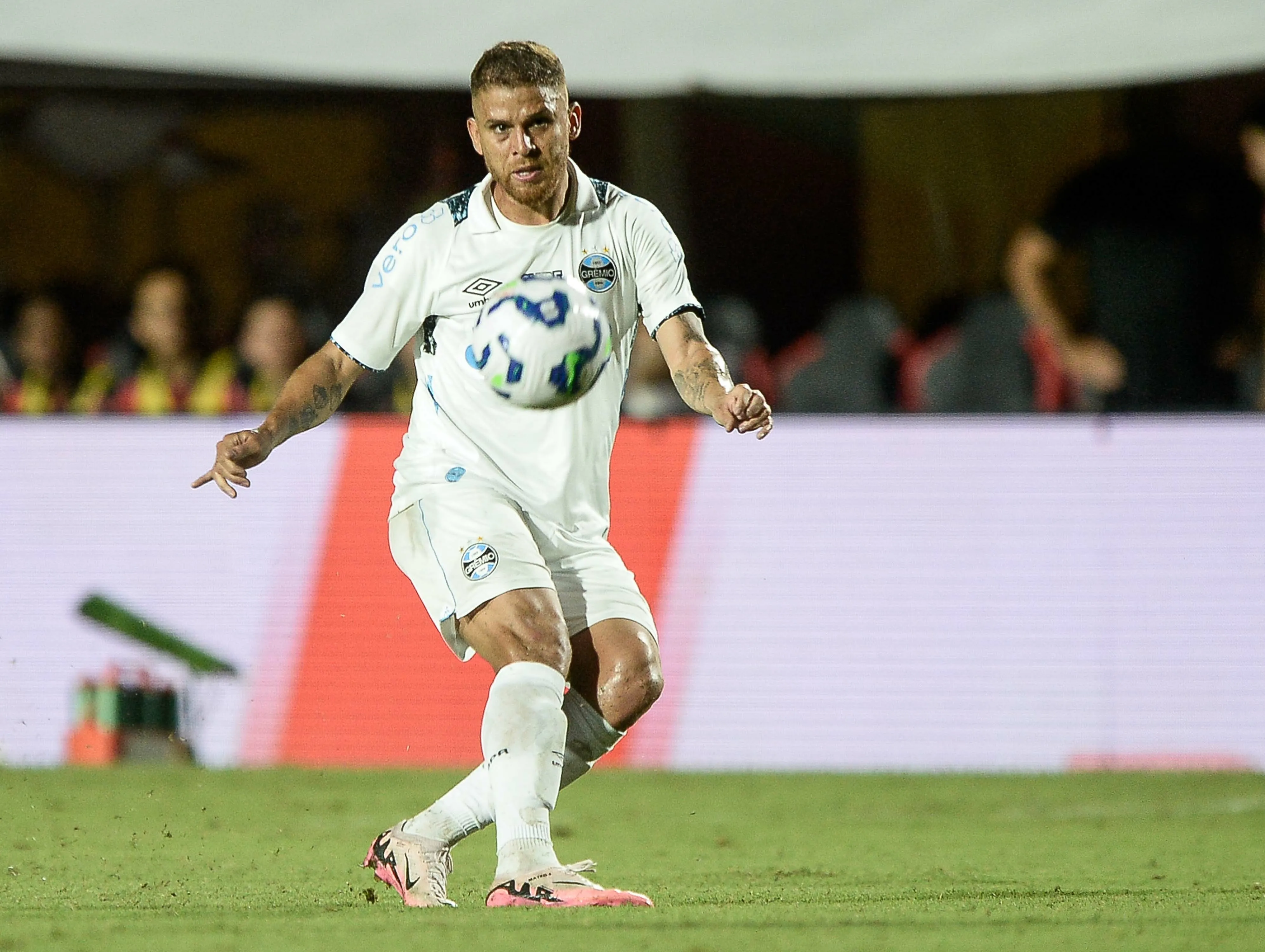 Cuéllar não é mais jogador do Grêmio – Foto: Jhony Pinho/AGIF.