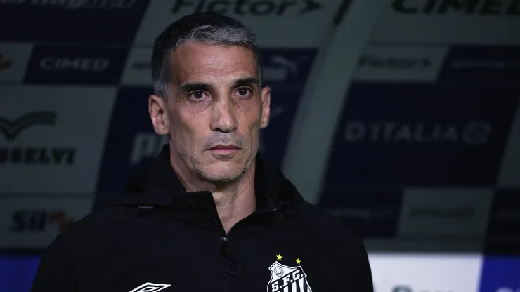 Juan Pablo Vojvoda técnico do Santos durante partida contra o Palmeiras no estádio Arena Allianz Parque pelo campeonato Brasileiro A 2025. Foto: Ettore Chiereguini/AGIF