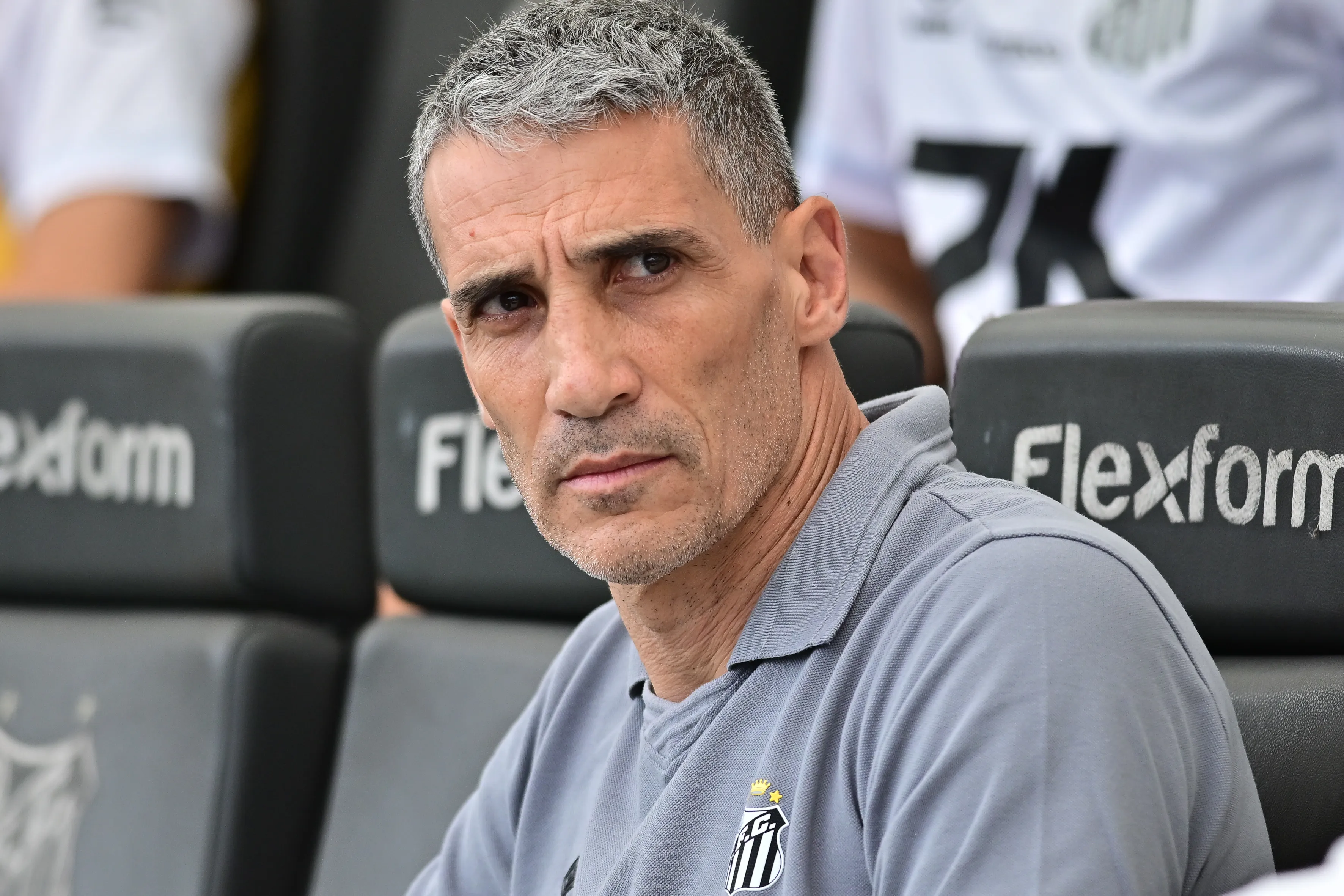 SP – SANTOS – 01/11/2025 – BRASILEIRO A 2025, SANTOS X FORTALEZA – Juan Pablo Vojvoda tecnico do Santos durante partida contra o Fortaleza no estadio Vila Belmiro pelo campeonato Brasileiro A 2025. Foto: Jota Erre/AGIF