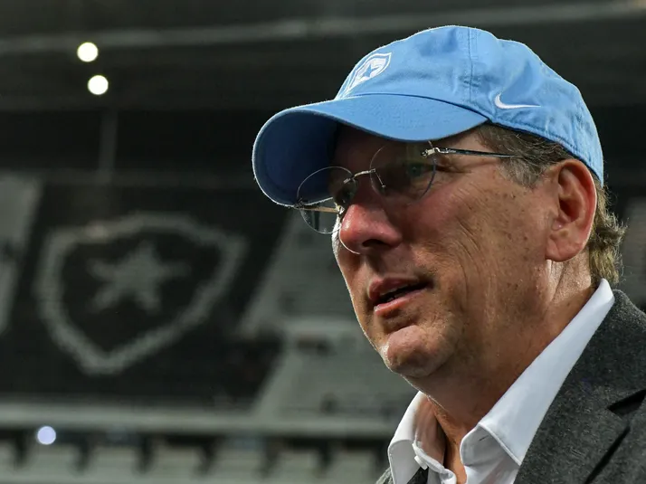 Botafogo tem 'aval' de Textor e negocia com Paulinho, lateral do Midtjylland