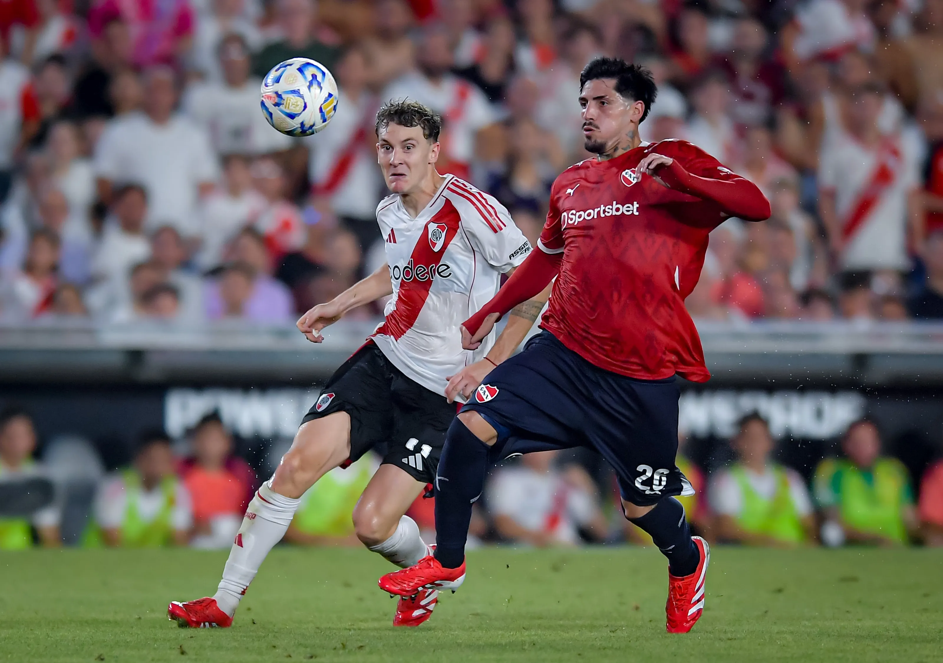 BUENOS AIRES, ARGENTINA – FEBRUARY 8: Kevin Lomonaco of Independiente competes for the ball against Facundo Colidio of River Plate during a Torneo Apertura Betano 2025 Group B match between River Plate and Independiente at Estadio Mas Monumental Antonio Vespucio Liberti on February 8, 2025 in Buenos Aires, Argentina. (Photo by Marcelo Endelli/Getty Images)