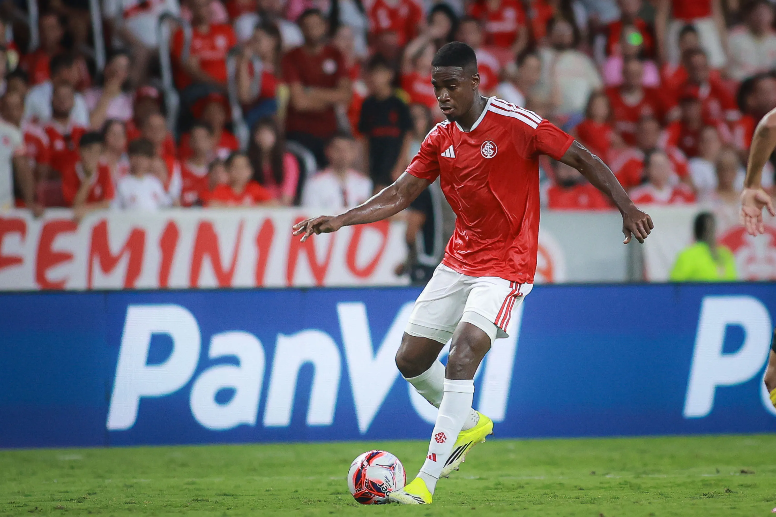 Félix Torres em Internacional x Ypiranga pelo Campeonato Gaúcho. Foto: Maxi Franzoi/AGIF