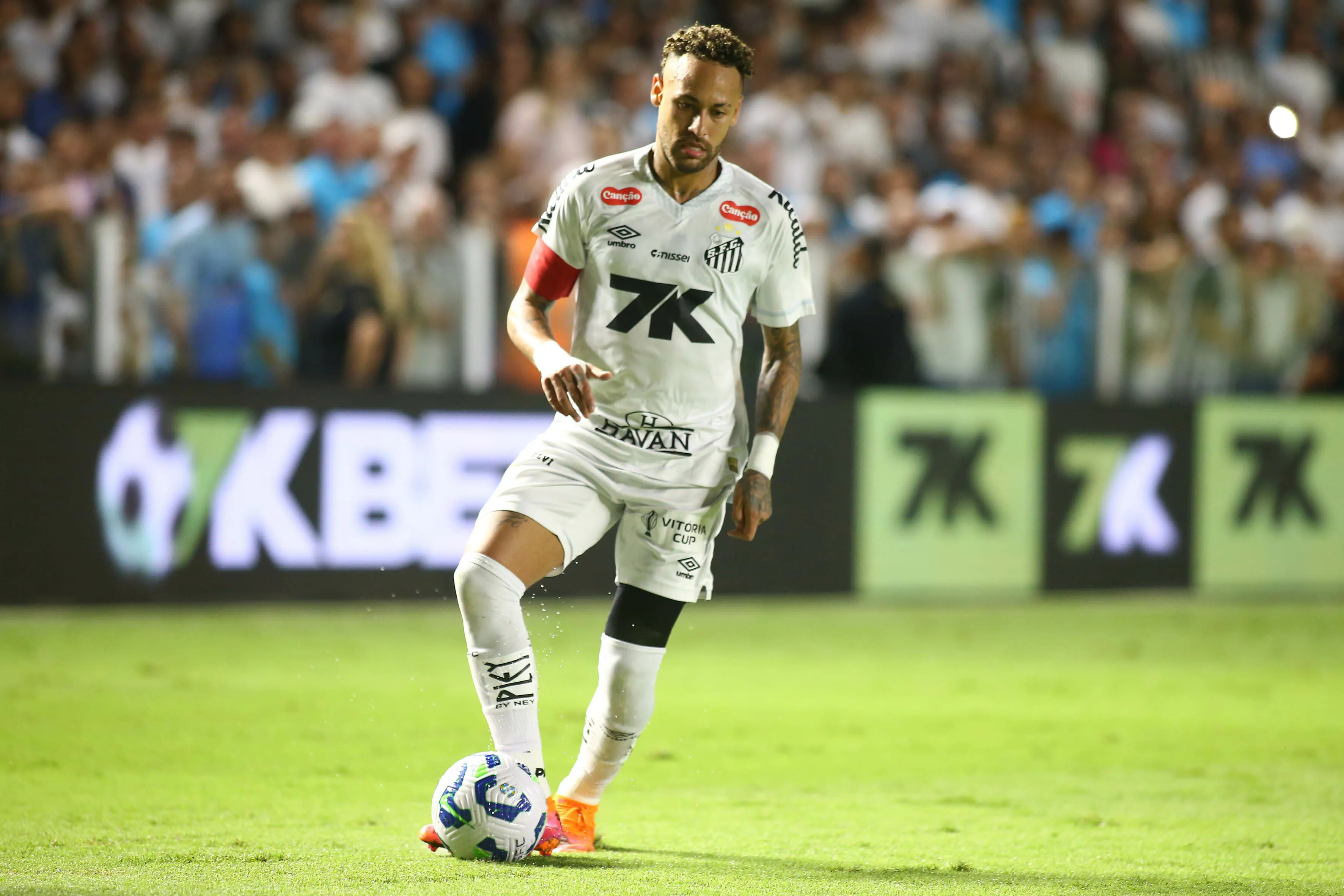Neymar Jr jogador do Santos durante partida contra o Sport no estadio Vila Belmiro pelo campeonato Brasileiro A 2025. Foto: Mauricio De Souza/AGIF