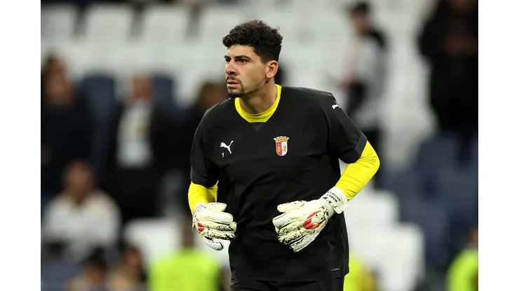 Matheus Magalhães, jogador do Estrella Vermelha-SER, atuando no Braga-POR em 2023
