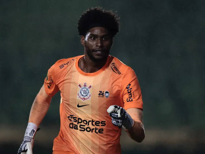 Corinthians se manifesta após caso de racismo com Hugo Souza