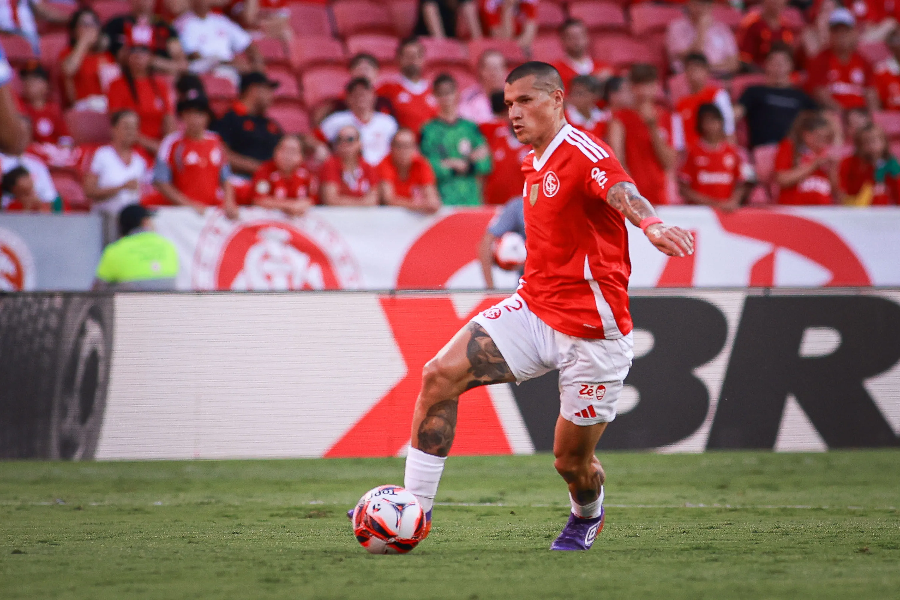 Alan Benítez atuando no Internacional em 2026 – Foto: Maxi Franzoi/AGIF