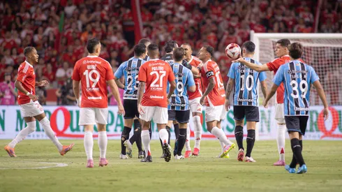 Tumulto entre jogadores do Internacional e jogadores do Gremio durante partida no estadio Beira-Rio pelo campeonato Gaucho 2026. Foto: Maxi Franzoi/AGIF