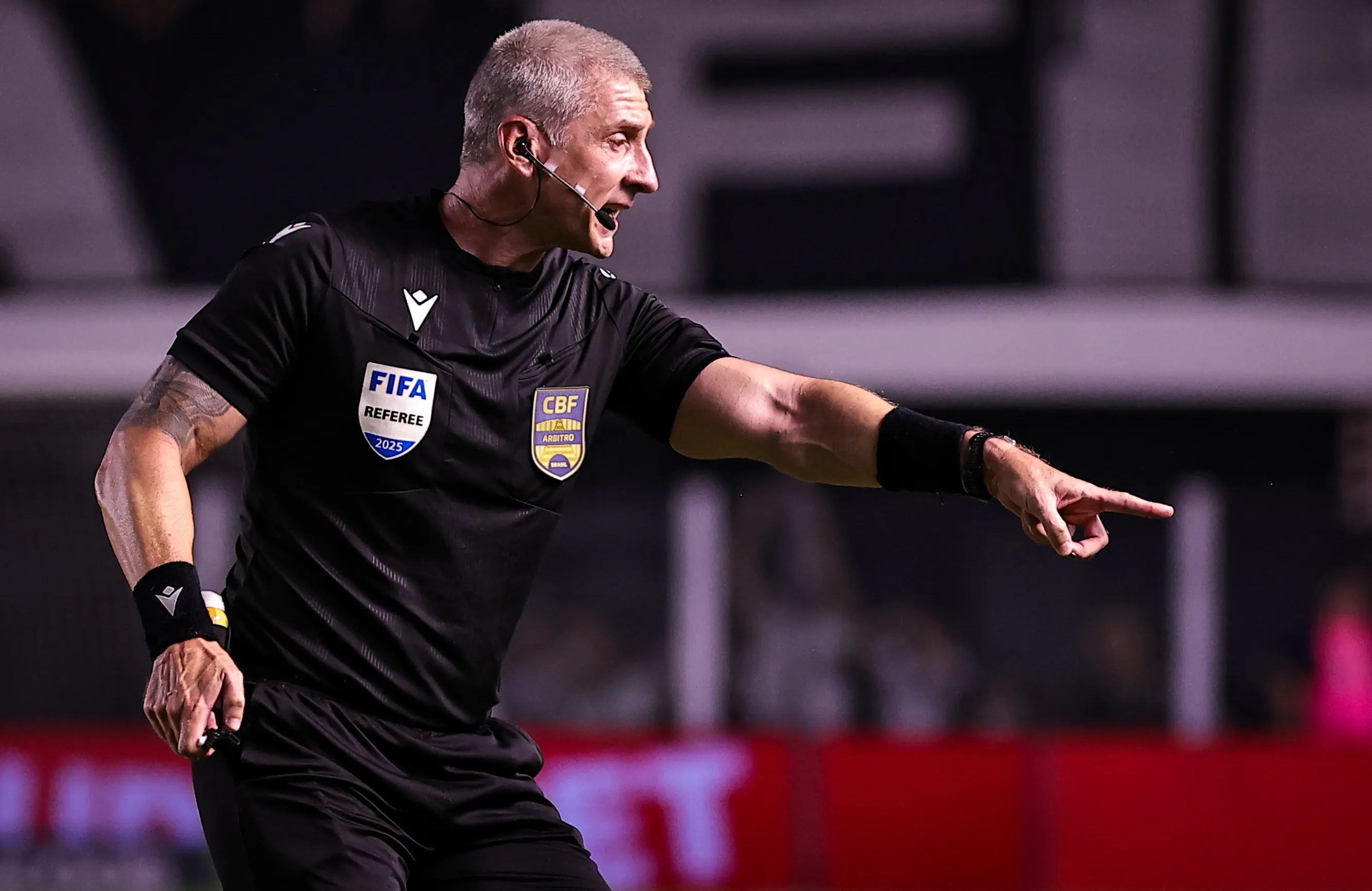 O arbitro Anderson Daronco durante partida entre Corinthians e Bahia no estadio Vila Belmiro pelo campeonato Brasileiro A 2026. Foto: Fabio Giannelli/AGIF